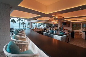 2 bars/lounges, lobby lounge