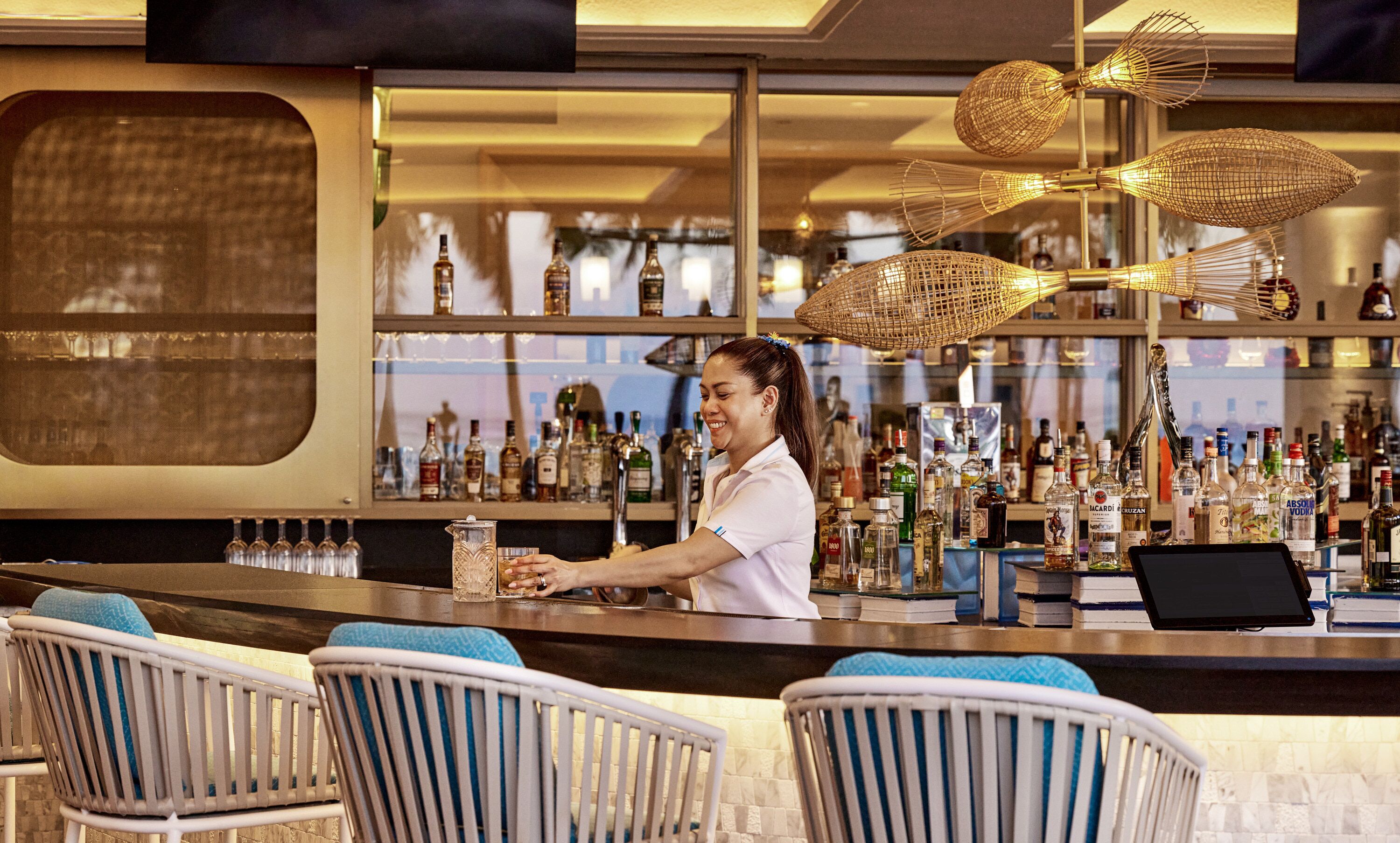 2 bars/lounges, lobby lounge