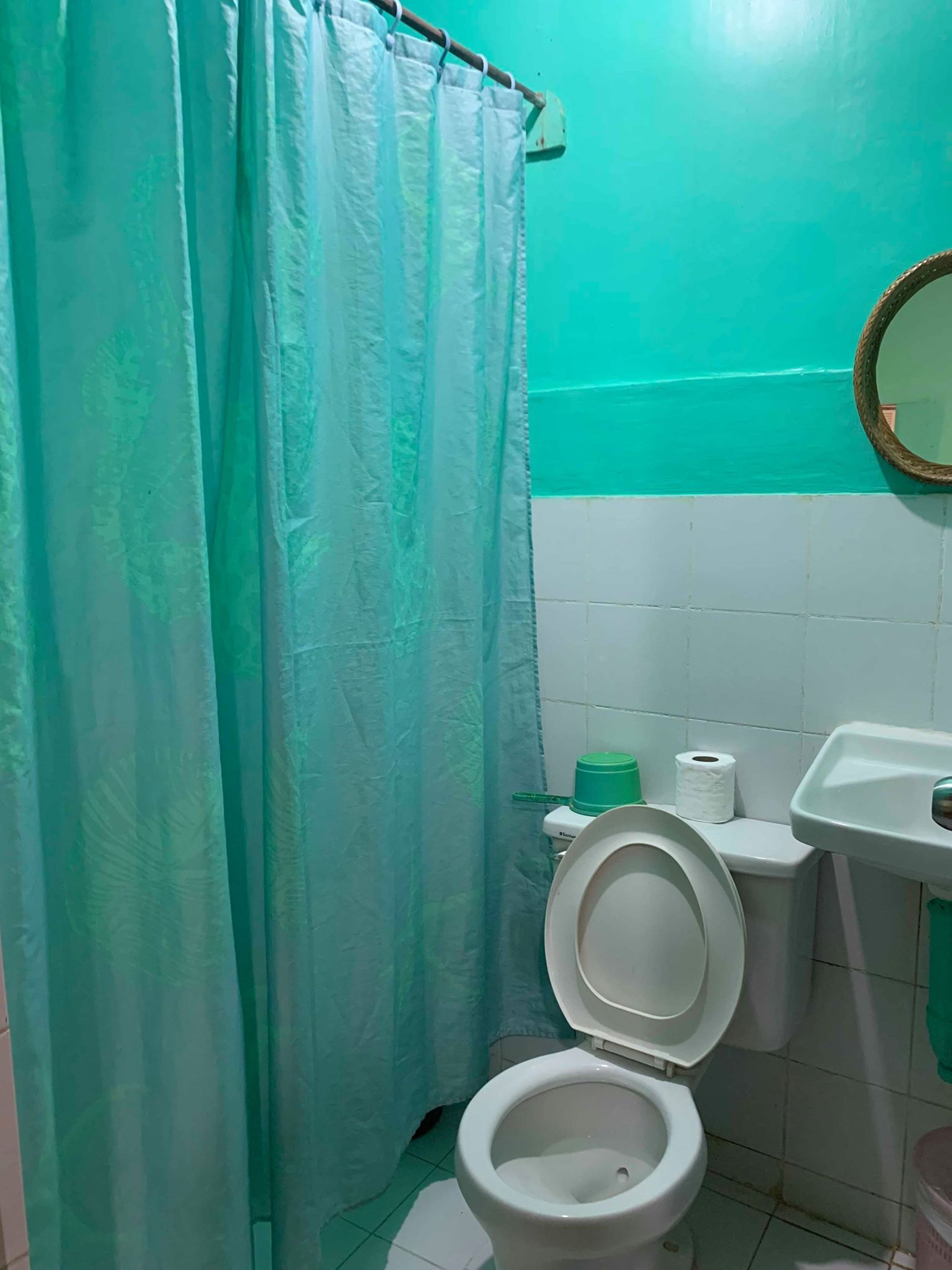 shower, free toiletries, towels