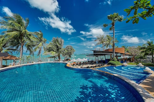 4 outdoor pools, free pool cabanas, pool umbrellas