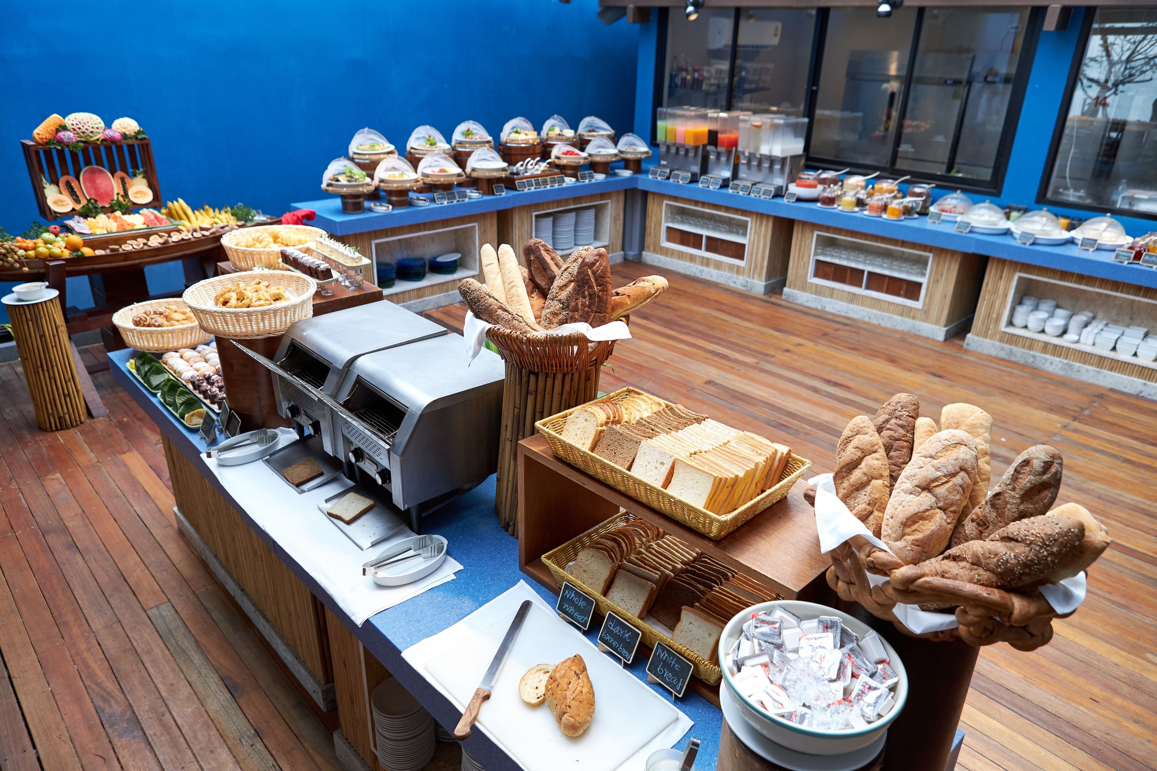 daily buffet breakfast (thb 600 per person)