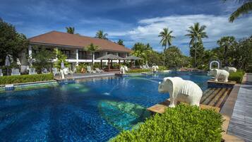 4 outdoor pools, free cabanas, pool umbrellas