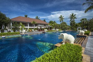 4 Außenpools, Cabañas (kostenlos), Sonnenschirme