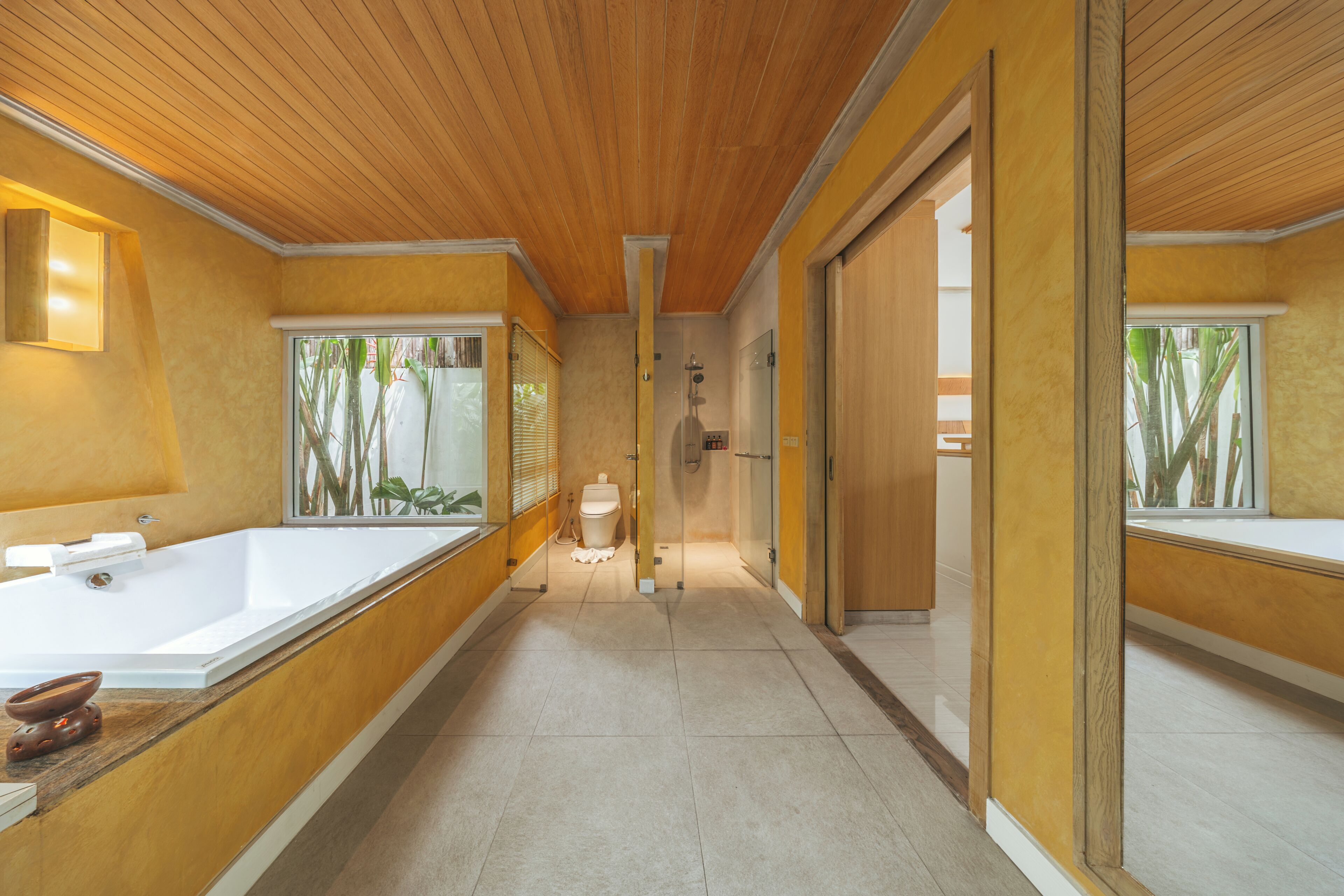 Une salle de bain moderne avec une grande baignoire, des toilettes et un espace douche.