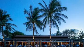 Frokost serveres, lokale og internasjonale retter, utsikt mot stranden