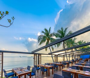 Sarapan, makan tengah hari, makan malam dihidangkan; berhadapan pantai