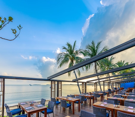 Breakfast, lunch served; local and international cuisine, beach views . Bandara Spa Resort & Pool Villas, Samui