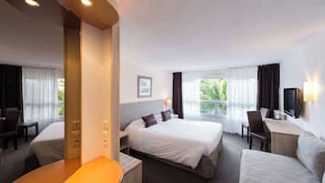 Comfort-Dreibettzimmer, 1 Queen-Bett und Schlafsofa, Stadtblick | Schreibtisch, schallisolierte Zimmer, Bügeleisen/Bügelbrett