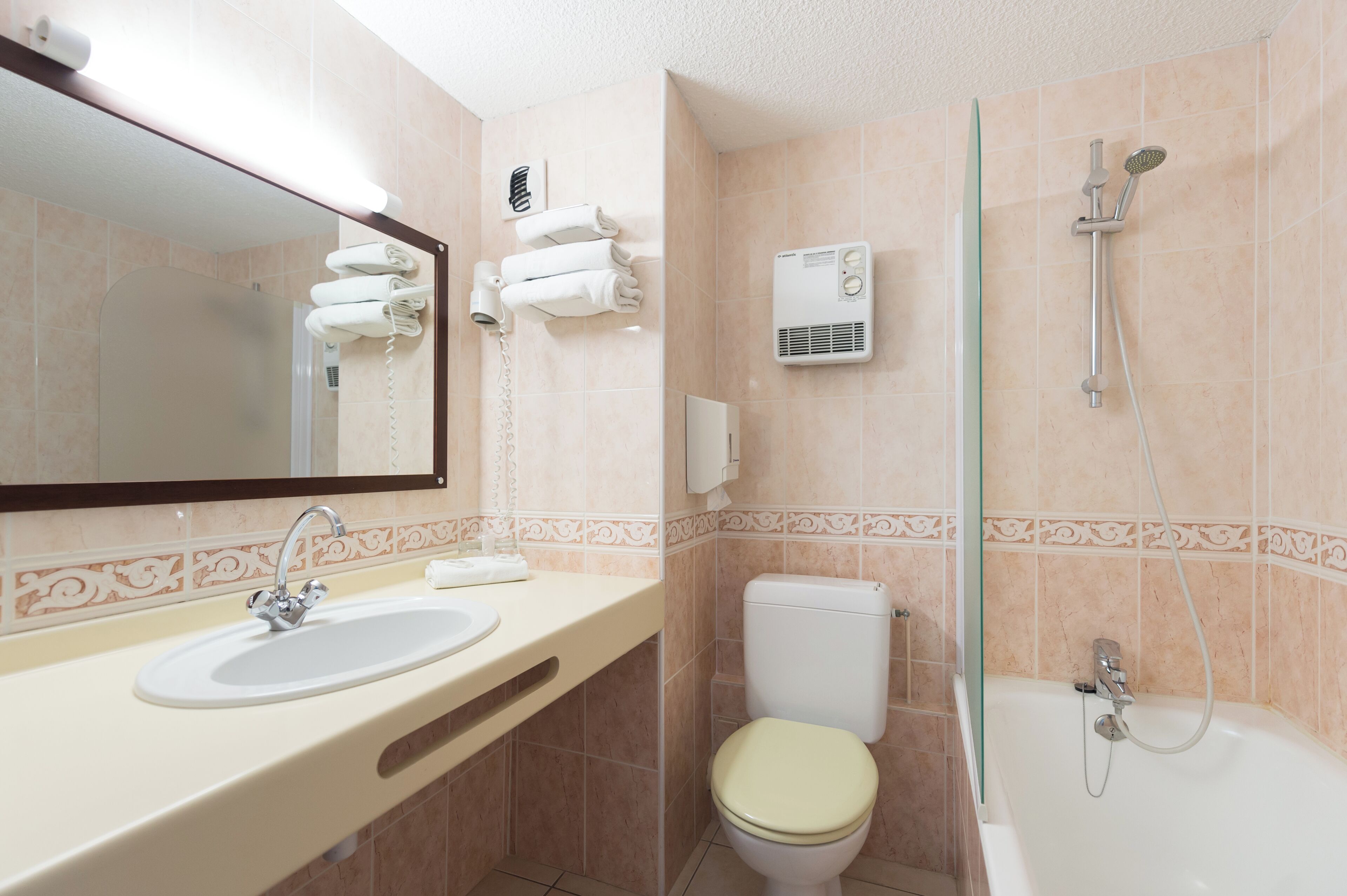 Un baño con lavabo, inodoro y ducha.