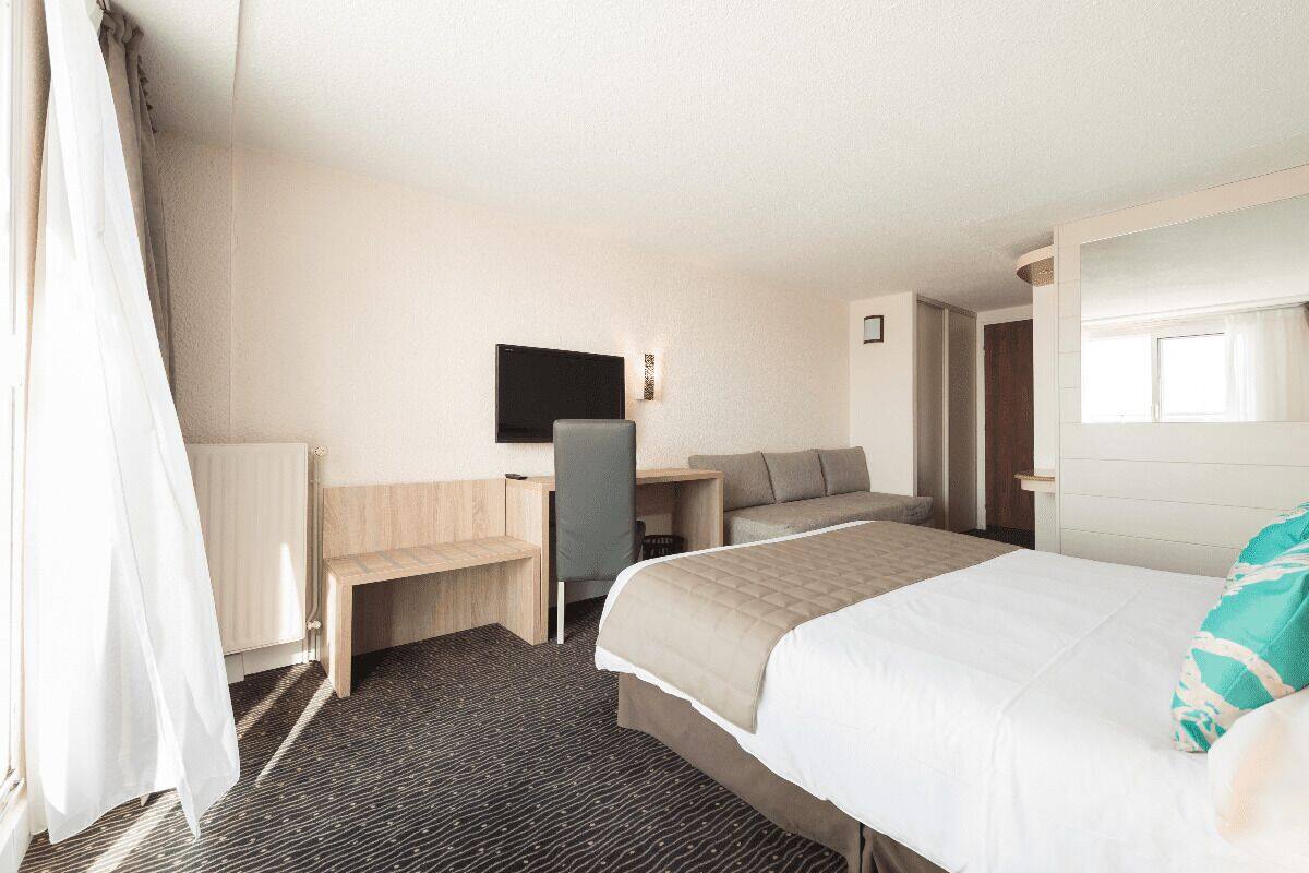 舒適三人房, 1 張加大雙人床和 1 張沙發床, 陽台 | 書桌、隔音、熨斗/熨衣板、免費無線上網