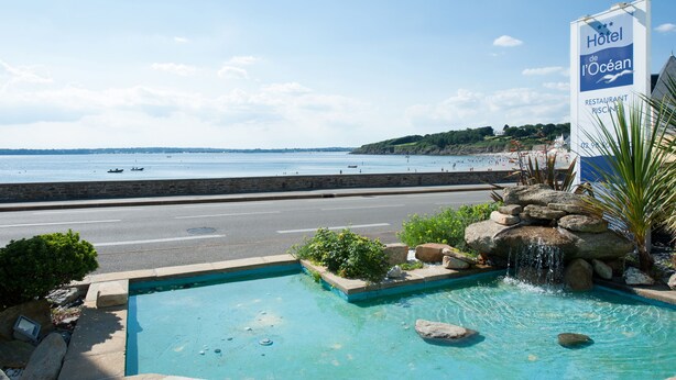 A hotel sign with a view of the beach and a swimming pool. - Hôtel de l’Océan Concarneau (Concarneau)