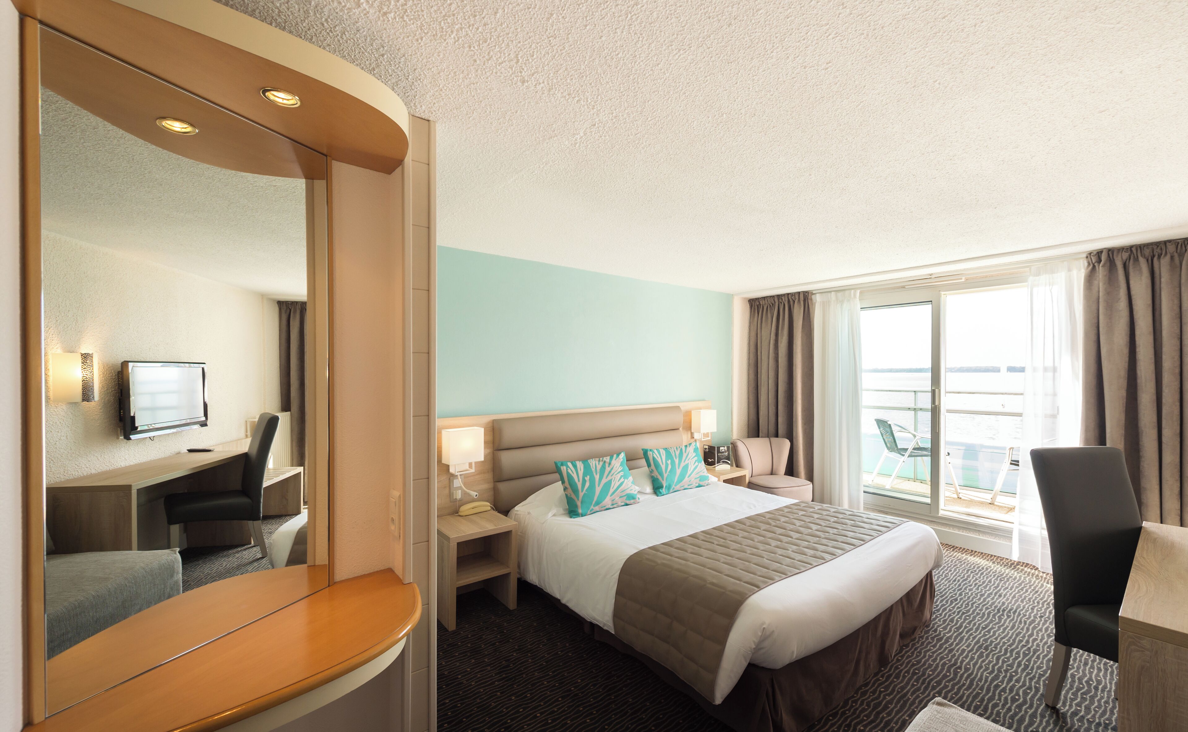 Desk, soundproofing, iron/ironing board, free WiFi