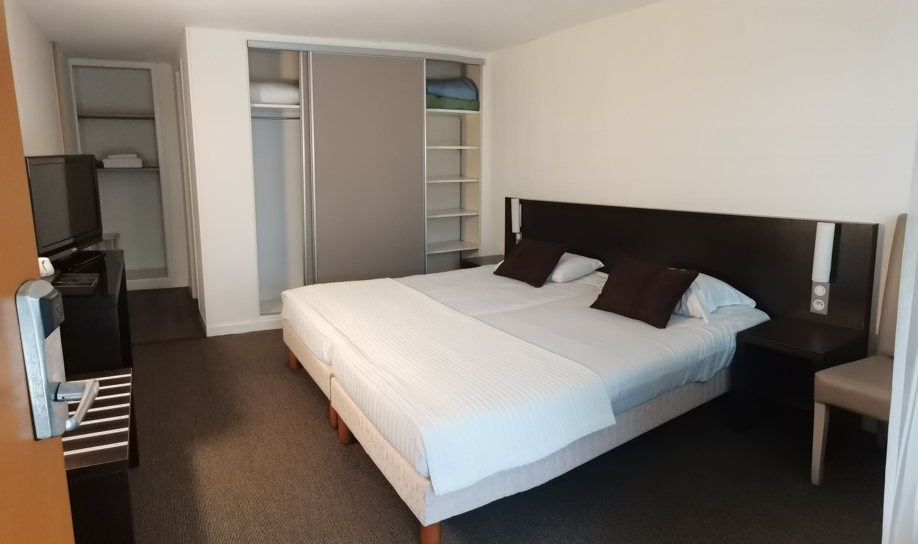 Standard Twin Room, 2 Twin Beds, Courtyard View | Desk, soundproofing, iron/ironing board, free WiFi