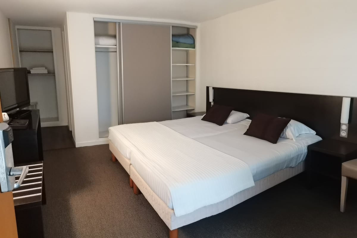 Chambre Standard avec lits jumeaux, 2 lits une place, vue cour intérieure, rez-de-chaussée