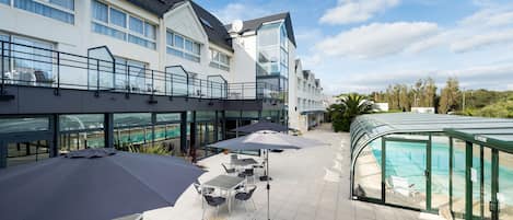 Een binnenzwembad en ligstoelen