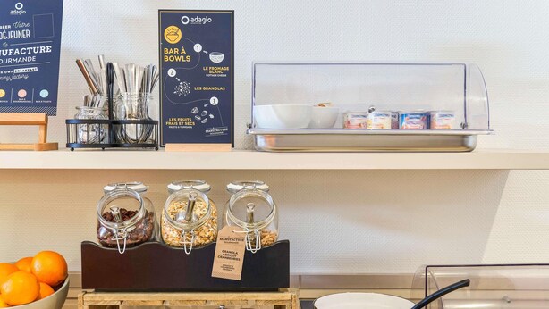 Un buffet de petit-déjeuner proposant une variété d'aliments et d'ustensiles.