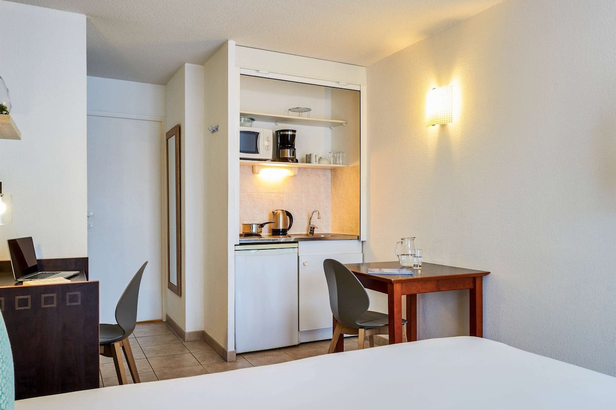 Värdeförvaringsskåp på rummet, skrivbord och ljudisolering