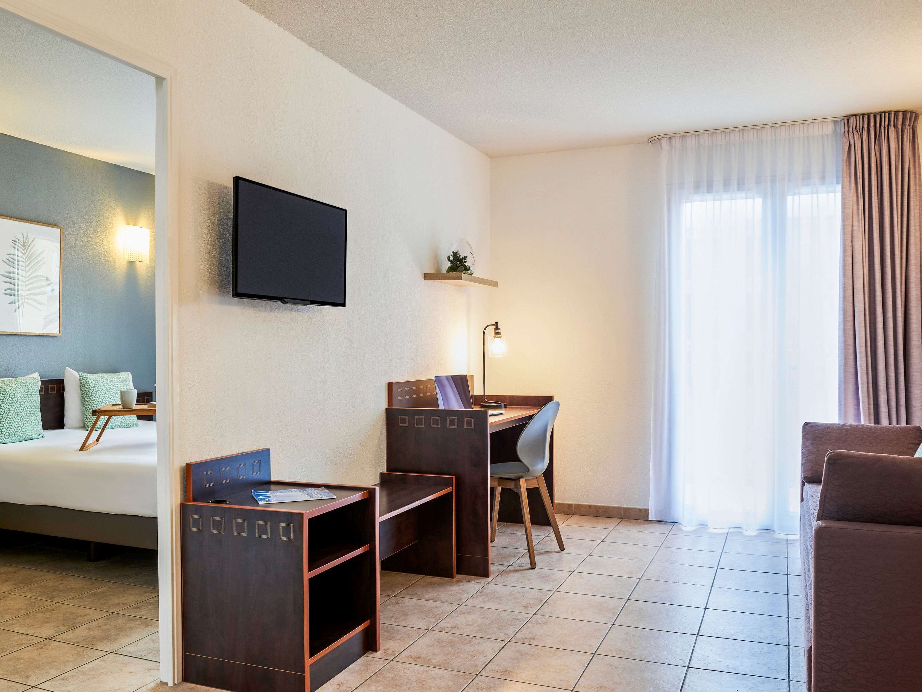 Värdeförvaringsskåp på rummet, skrivbord och ljudisolering