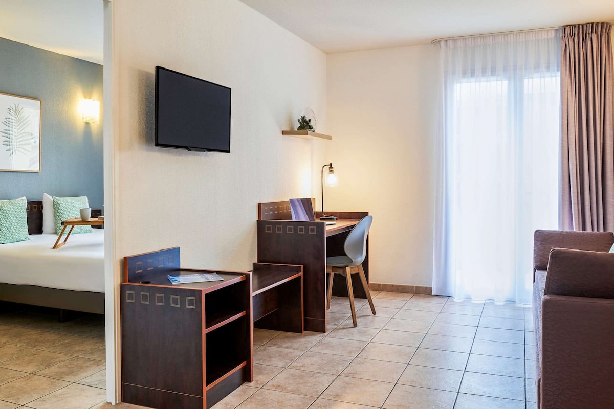 Värdeförvaringsskåp på rummet, skrivbord och ljudisolering