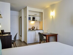 Studio, 1 tweepersoonsbed | Een kluis op de kamer, een bureau, geluiddichte muren, gratis babybedden