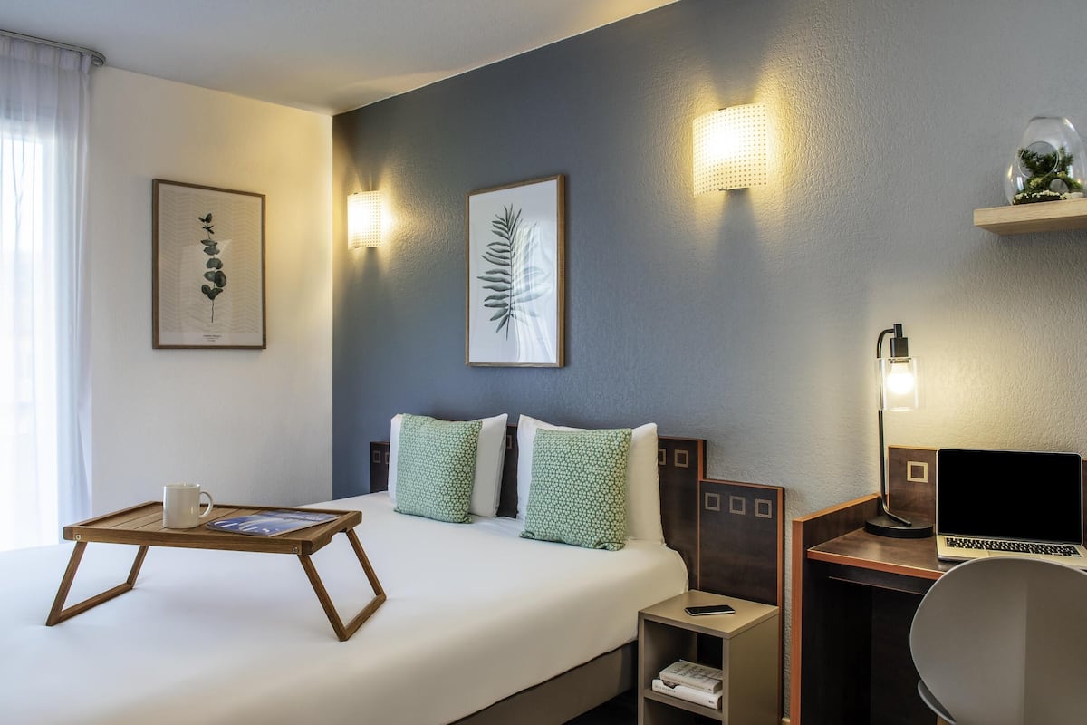 Monolocale, 1 letto matrimoniale | Una cassaforte in camera, una scrivania, insonorizzazione