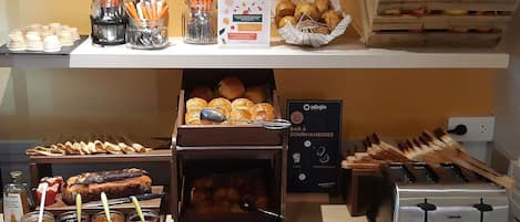 Päivittäinen mannermainen aamiainen (15 EUR per henkilö)