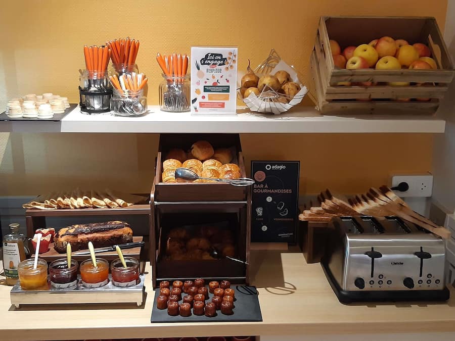 Daily continental breakfast (EUR 15 per person)
