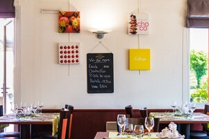 Breakfast, lunch, dinner served; French cuisine 