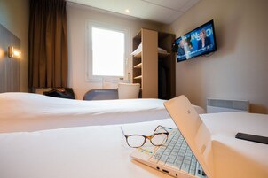 Skrivebord, mørklægningsgardiner, lydisolering, strygejern/strygebræt