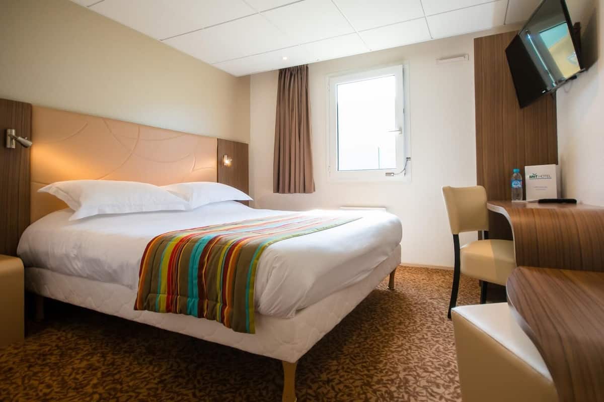 Comfort Double Room | Desk, blackout drapes, soundproofing, iron/ironing board