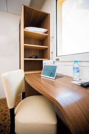 Desk, blackout curtains, soundproofing, iron/ironing board - Brit Hotel Nantes St Herblain - Le Kerann (Saint-Herblain)