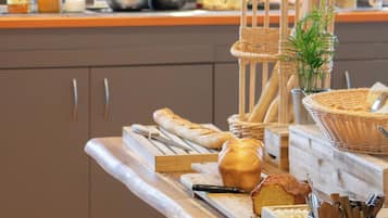 Petit déjeuner, déjeuner et dîner servis sur place