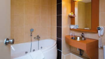 Superior Double Room | Bathroom | Free toiletries, hair dryer, towels