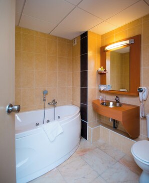 Habitación doble superior | Baño | Amenidades de baño gratuitas, secadora de cabello, toallas