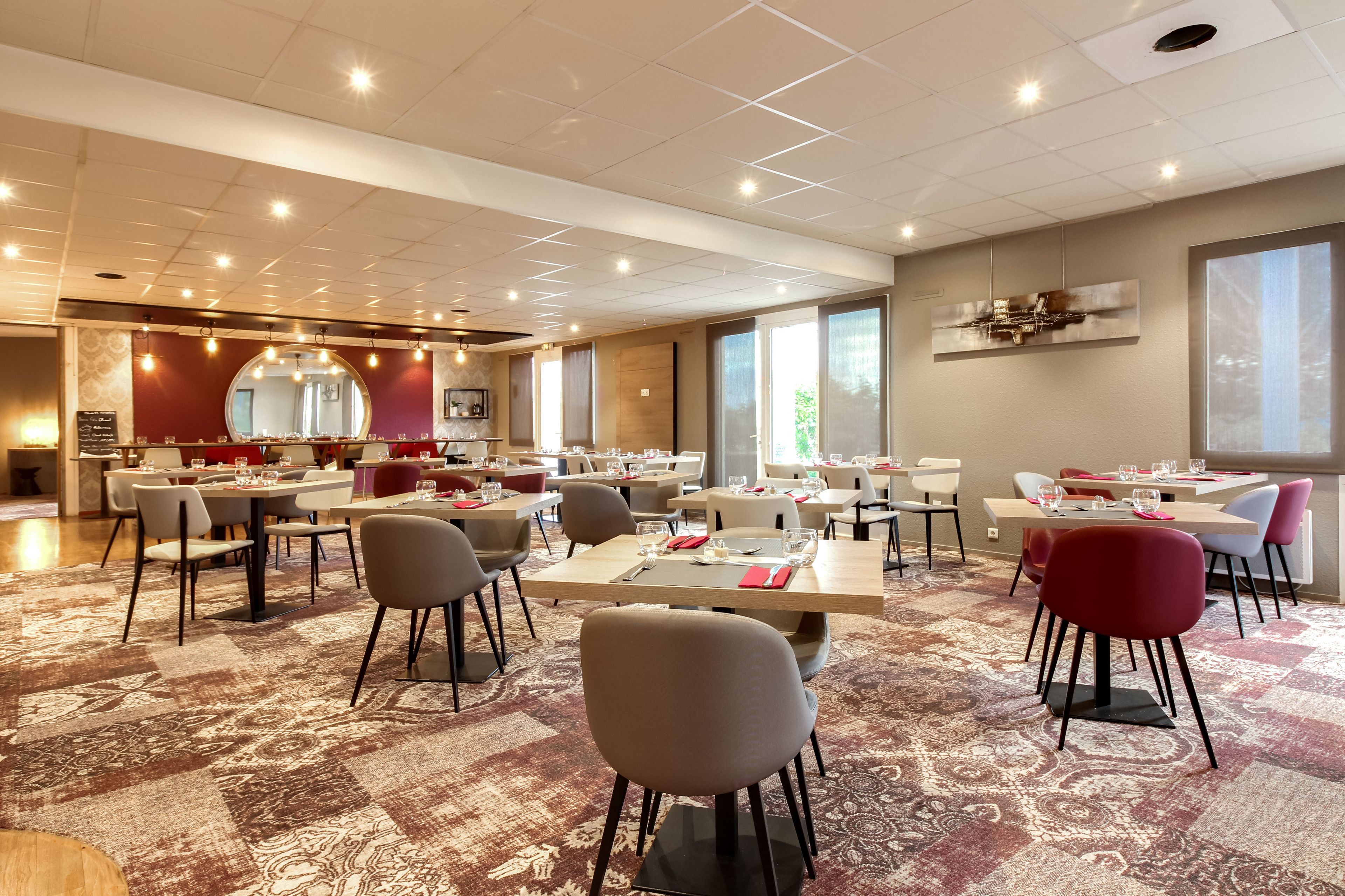 Serveert ontbijt, lunch, diner, Franse gerechten 