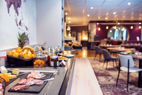 Desayuno buffet diario (EUR 14 por persona). Brit Hotel Brest Le Relecq Kerhuon