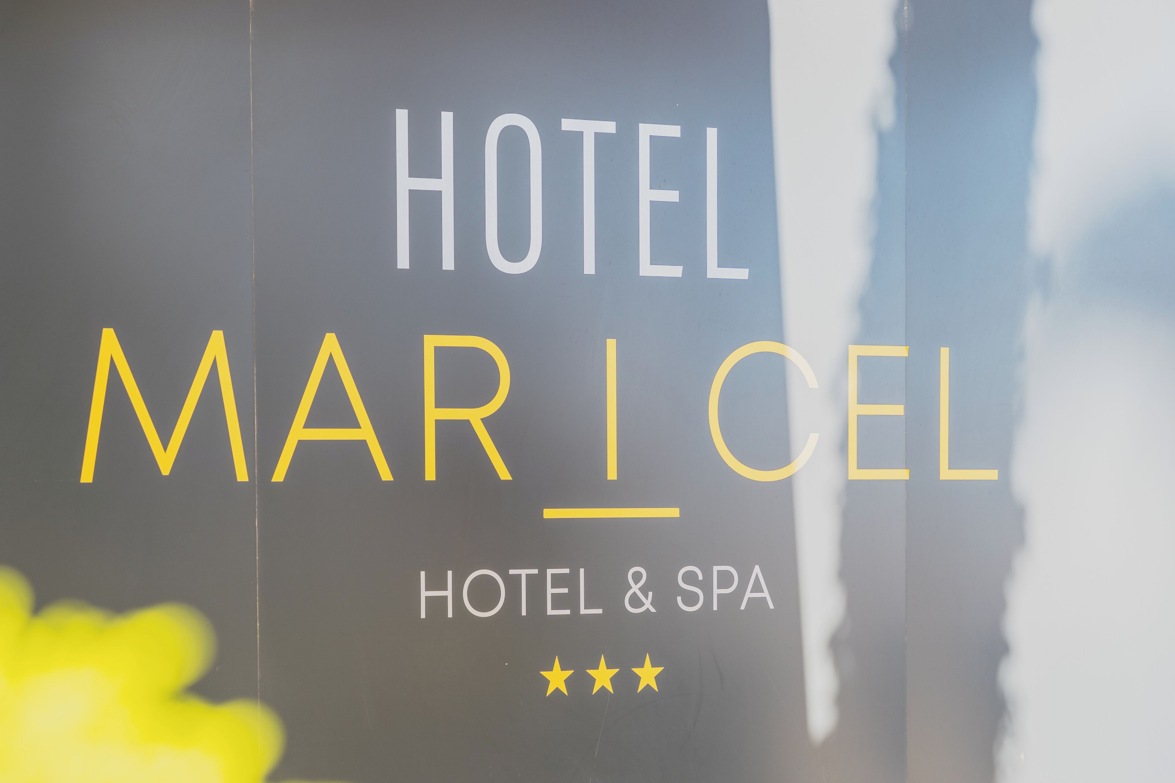 Um sinal com o texto 'HOTEL MAR Icel HOTEL & SPA' e três estrelas.