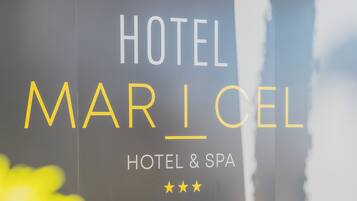 Um sinal com o texto 'HOTEL MAR Icel HOTEL & SPA' e três estrelas.