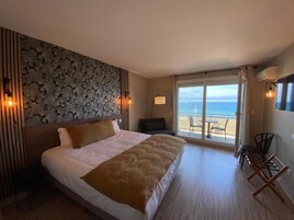 Quarto superior, vista para o mar (Loggia) | Cofres nos quartos, escrivaninha, Wi-Fi de cortesia, roupa de cama