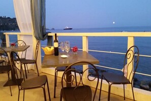 Breakfast, lunch, dinner served; Italian cuisine, alfresco dining 