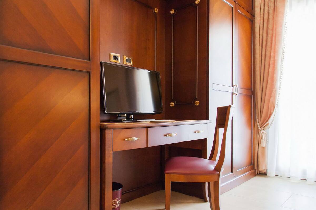Premium bedding, minibar, in-room safe, desk