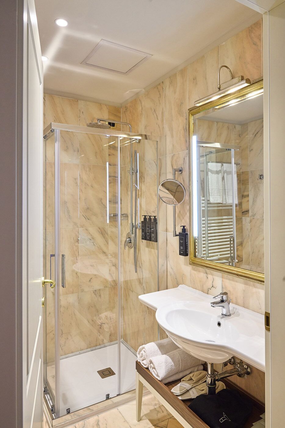 Articles de toilette écologiques, sèche-cheveux, chaussons, bidet