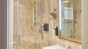 Articles de toilette écologiques, sèche-cheveux, chaussons, bidet