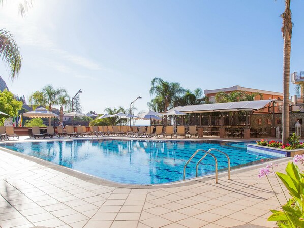 Piscine couverte, parasols de plage, chaises longues