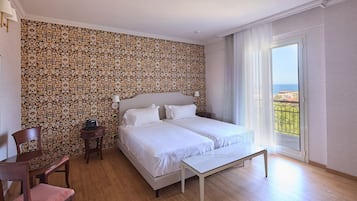 Roupas de cama premium, frigobar, cofres nos quartos, escrivaninha