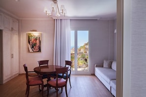 Suite, 2 chambres | Literie de qualité supérieure, minibar, coffres-forts dans les chambres