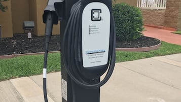 Una estación de carga para vehículos eléctricos, con un rótulo que indica que es una estación de alta potencia.