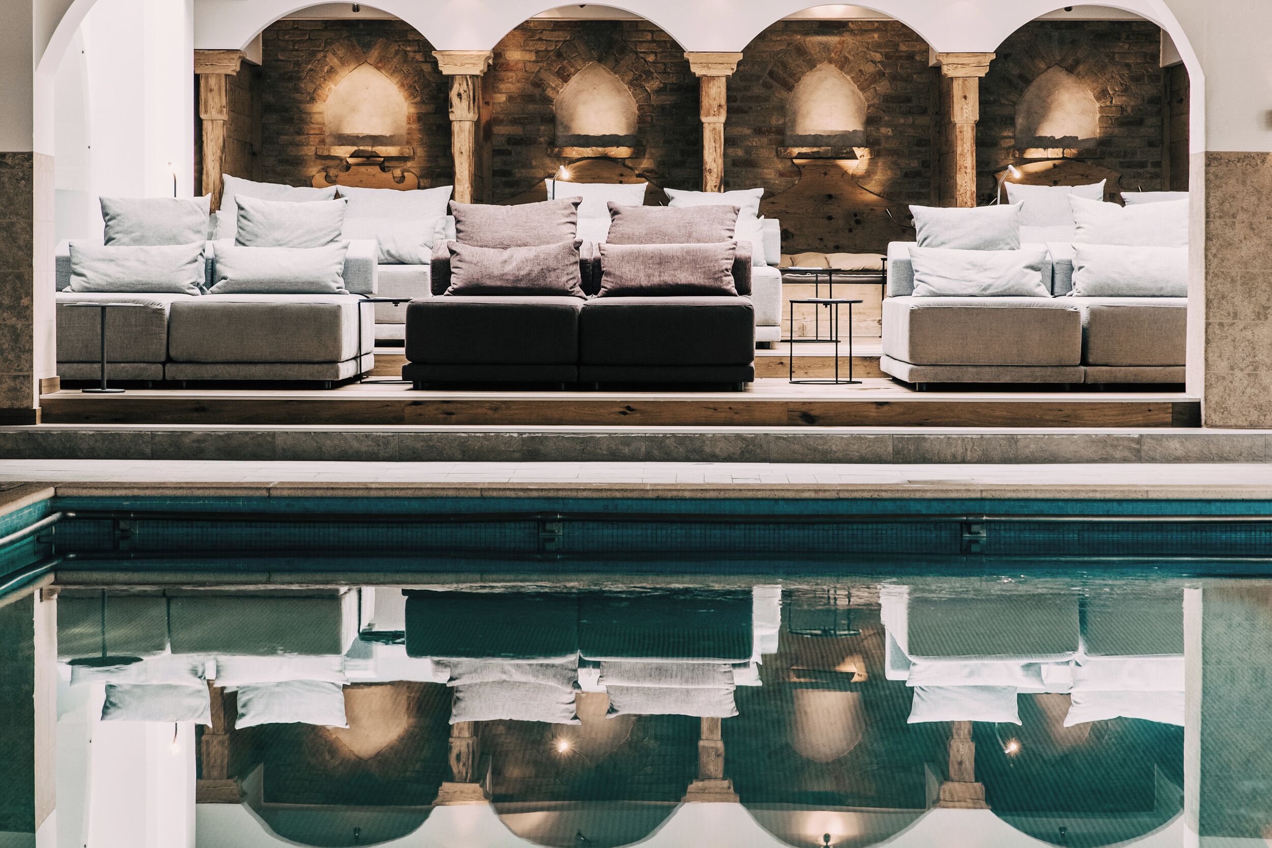 Inomhuspool, utomhuspool, parasoller och solstolar
