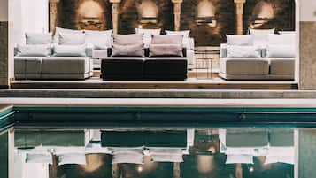 Inomhuspool, utomhuspool, parasoller och solstolar