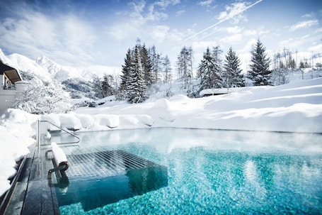 Piscina interna, piscina externa, guarda-sóis, espreguiçadeiras. Hotel Klosterbraeu